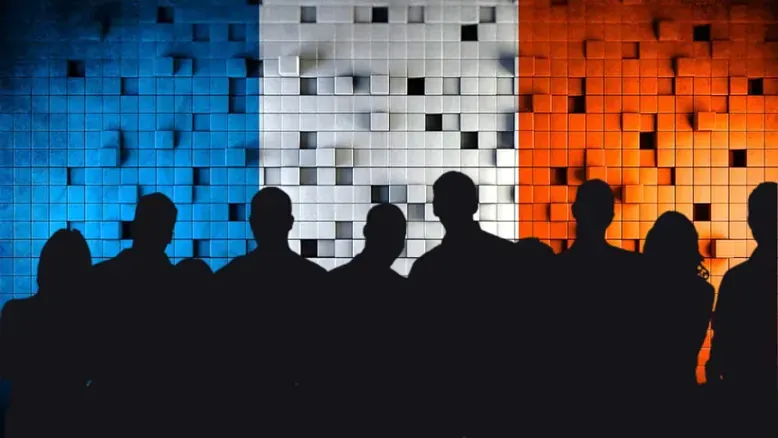 foule unie devant un drapeau tricolore