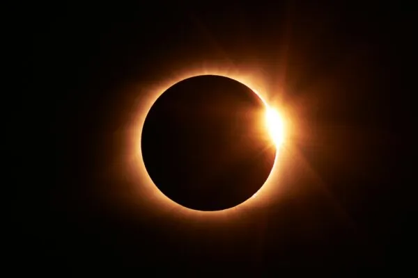 total solar eclipse diamond ring